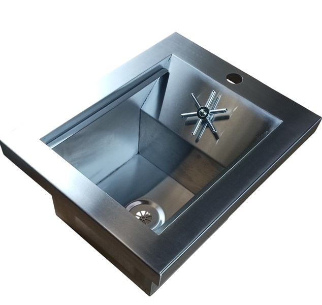 Мойка с направляющими для доски и омывателем для бокалов